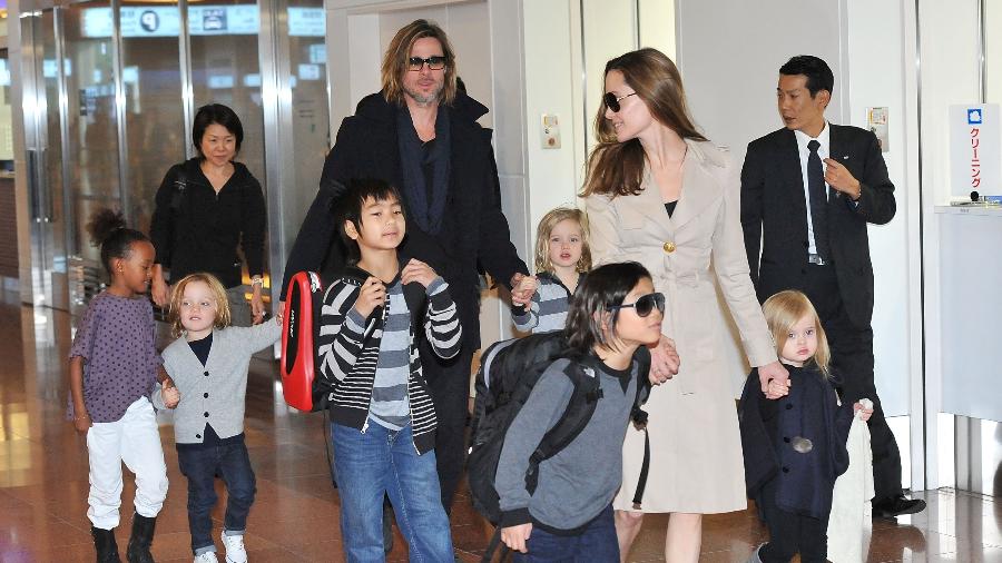 Angelina Jolie e Brad Pitt em Tóquio com os seis filhos em 2013 - Getty Images