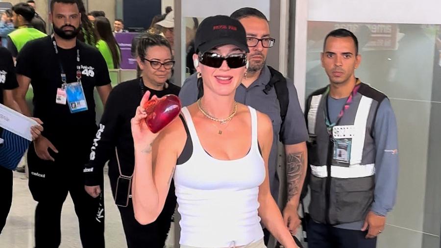 Katy Perry desembarca no Galeão para o show que faz na sexta (20), no Rock in Rio