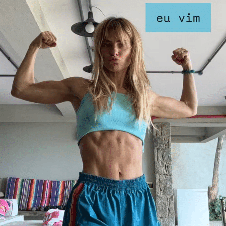 Carolina Dieckmann posa de top e shorts e exibe corpo definido