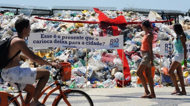 Instalada na praia de Copacabana, no Rio de Janeiro, montanha de 40 toneladas de lixo coletado pela prefeitura nas praias da cidade busca conscientizar a população sobre o descarte de resíduos