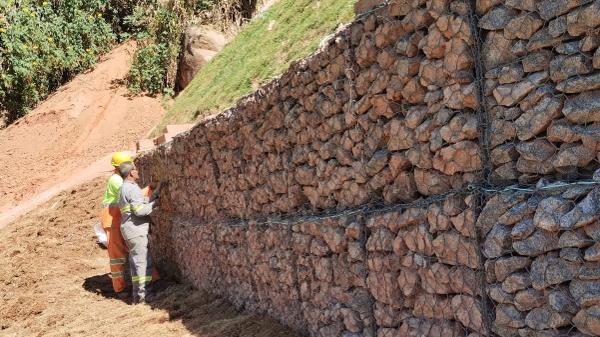 Muro de contenção que captura carbono da atmosfera feito a partir de resíduos de guias e sarjetas