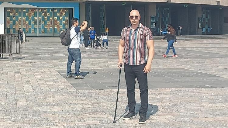 Rogério agora, quase cinco anos após incidente, já de bengala Rogério agora, quase cinco anos após incidente, já de bengala
