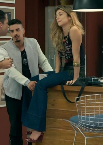 As blusas curtinhas com desenhos geométricos e franjas estão entre as favoritas da personagem Larissa (Grazi Massafera) - Divulgação/TV Globo