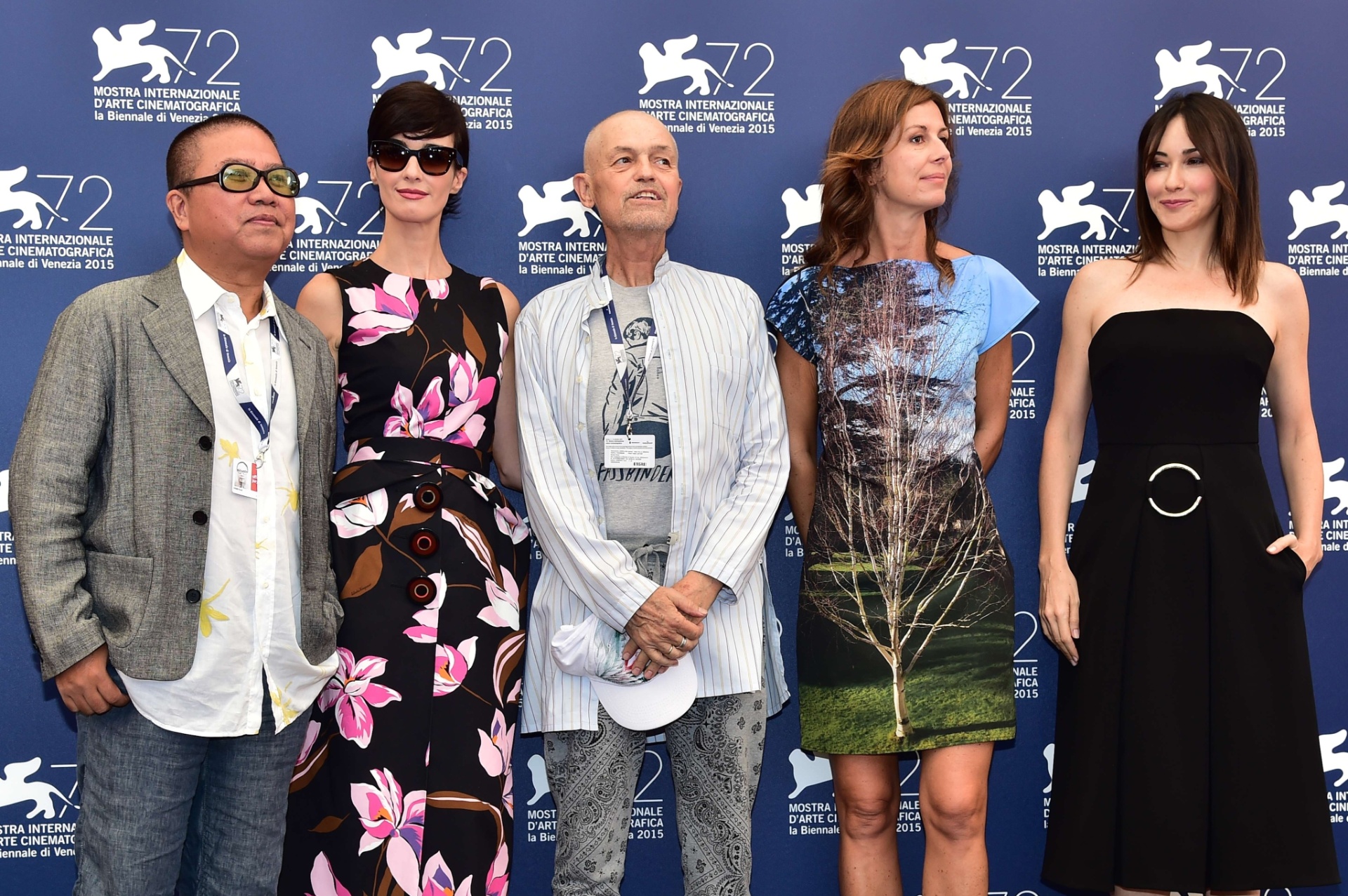 2.set.2015 - Os integrantes do júri da mostra Horizontes do Festival de Veneza: o diretor chinês Fruit Chan, a atriz espanhola Paz Vega, o cineasta norte-americano Jonathan Demme, a diretora francesa Alix Delaporte and Italian Actress e a atriz italiana Anita Caprioli - Giuseppe Cacace/AFP Photo