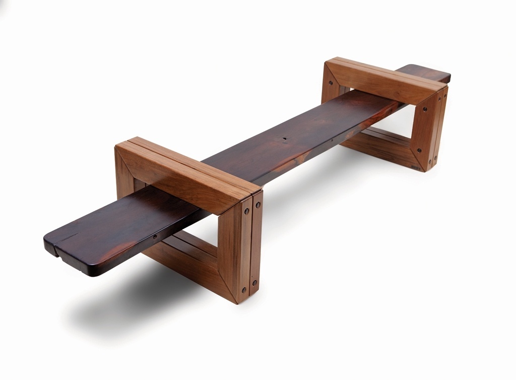 Feito com madeiras de ipê-tabaco e jacarandá, o banco Jacarandá foi projetado por Zanini de Zanine e mede 300 cm x 78 cm x 53 cm - Divulgação