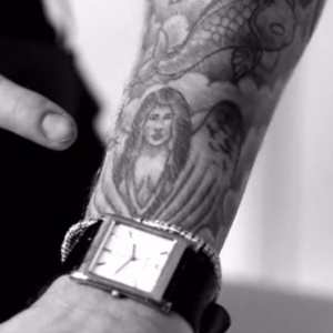 Justin Bieber mostra tatuagem que fez do rosto de Selena Gomez, sua ex-namorada, e revela que tentou apagar o desenho - Reprodução/GQ - Reprodução/GQ