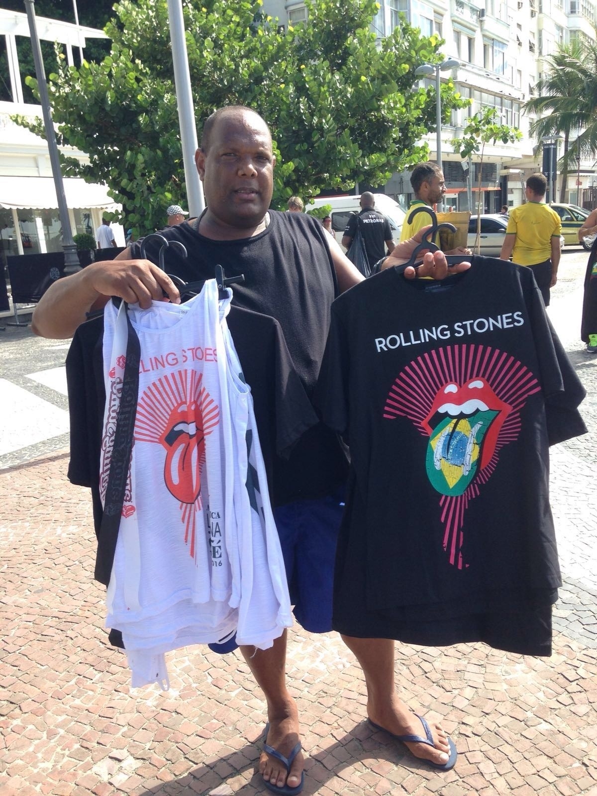.20.fev.2016 - O vendedor ambulante Sergio Moura estranhou o movimento tranquilo na porta do hotel Copacabana Palace, mas já vendeu 40 camisetas dos Rolling Stones a R$ 50 cada - Ana Paula Bazolli/UOL