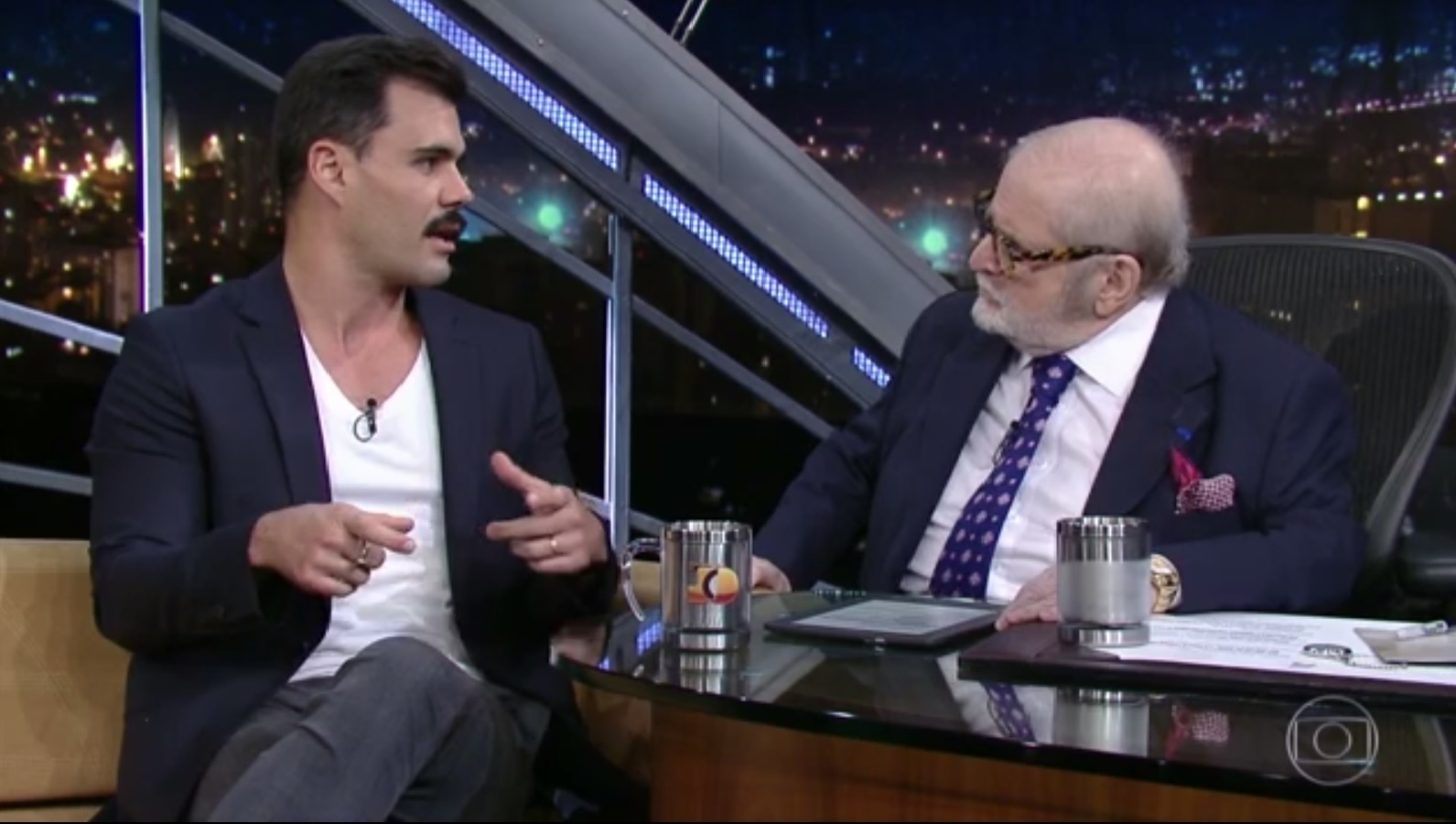 29.abr.2016 - Em entrevista ao "Programa do Jô", Juliano Cazarré diz que teve que ter uma ereção de verdade em cena do filme Boi Neon - Reprodução /TV Globo