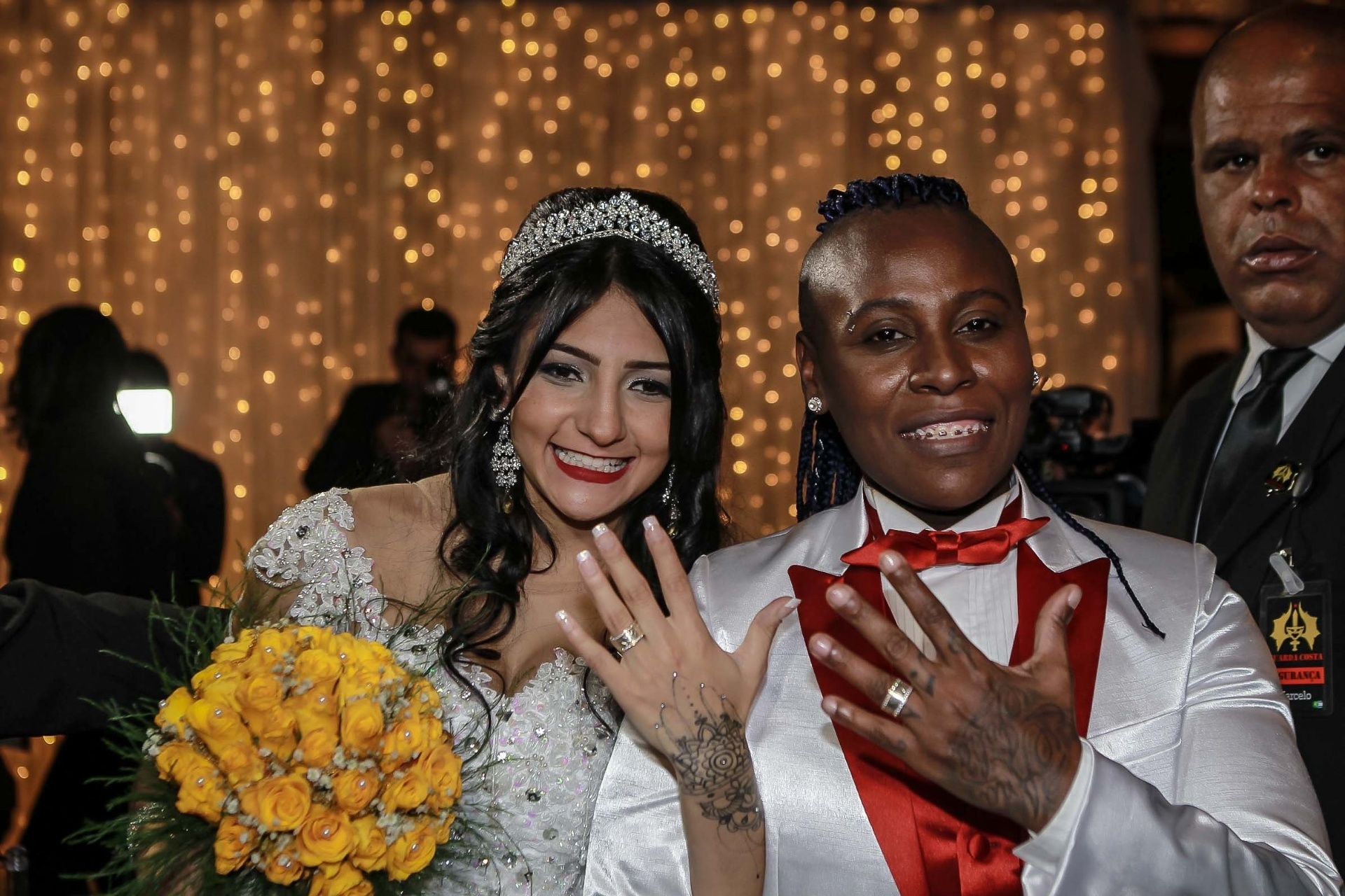 13.jun.2016 - Enfim casadas! Thalyta e Pepê mostram as alianças depois de se casarem em São Paulo - Raphael Castello/AgNews