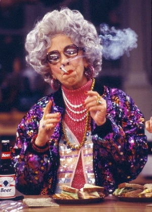 Ann Morgan Guilbert como a avó Yetta na série "The Nanny" - Reprodução
