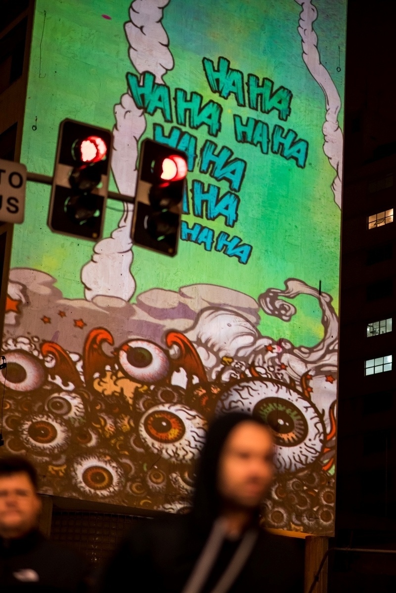 03.ago.2016 - Na noite desta quarta-feira, um prédio localizado em uma das esquinas mais famosas de São Paulo, avenida Paulista com Rua da Consolação, recebeu um show de projeções inspiradas no filme "Esquadrão Suicida", que estreia nesta quinta-feira no Brasil - Divulgação