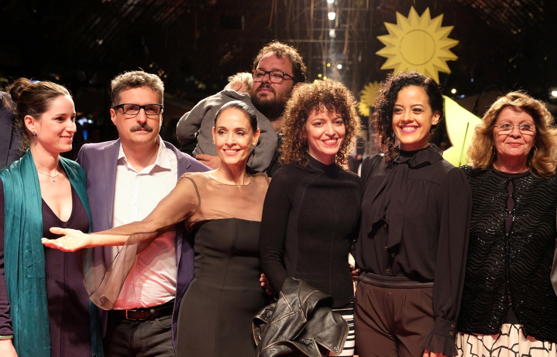 26.ago.2016 - Equipe do filme "Aquarius" posa para fotos na abertura do Festival de Gramado - Edison Vara/Pressphoto