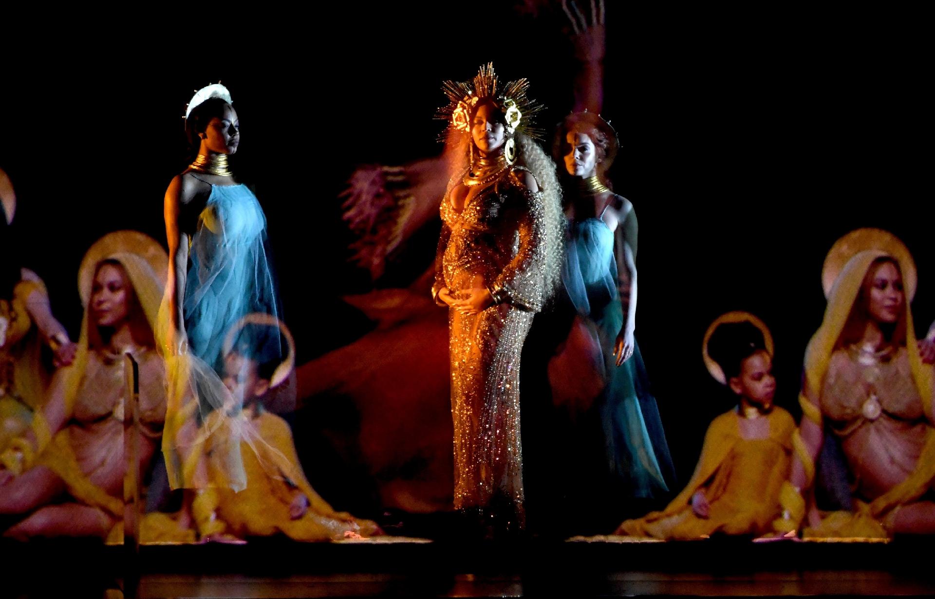 Beyoncé se apresenta no palco do Grammy Awards 2017, no Staples Center, em Los Angeles - Getty Images