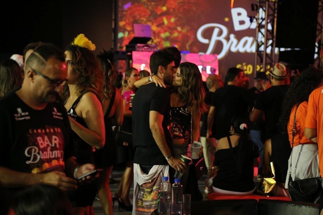 Marcela Maluf, conhecida como Mama Maluf, beija muito em camarote, durante o primeiro dia do grupo especial no Carnaval de São Paulo. Ela e Daniel Zukerman, humorista do Pânico na Band, terminaram o casamento de quase quatro anos em setembro de 2016 - Deividi Correa/ AgNews