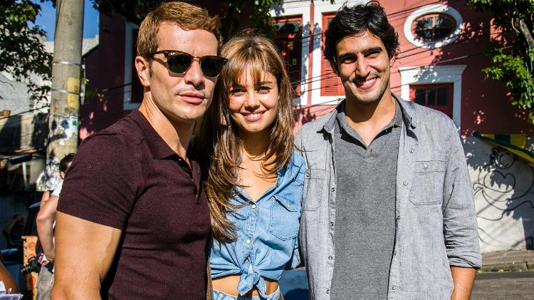 Daniel de Oliveira (Vitor), Sophie Charlotte (Alice) e Renato Góes (Renato) posam durante os bastidores da gravação de "Os Dias Eram Assim" em Santa Teresa, na região central do Rio de Janeiro - Mauricio Fidalgo/TV Globo - Mauricio Fidalgo/TV Globo