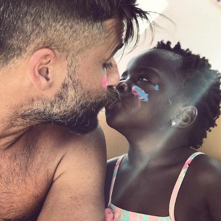 Bruno Gagliasso comemora aniversário com foto beijando Titi - Reprodução/Instagram