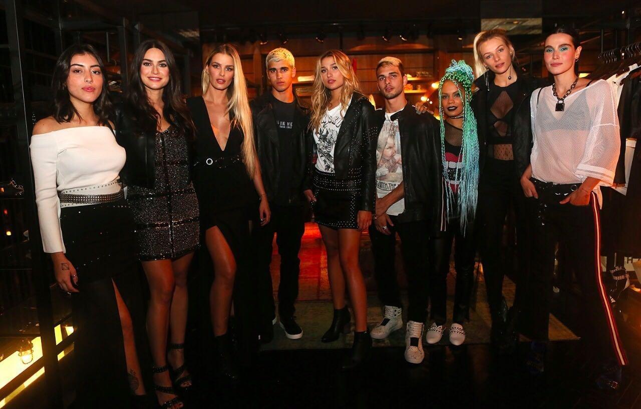 Transparências, aplicações com brilhos, muito couro e outros tecidos sintéticos reinaram nas produções para a noite dos famosos. - Divulgação