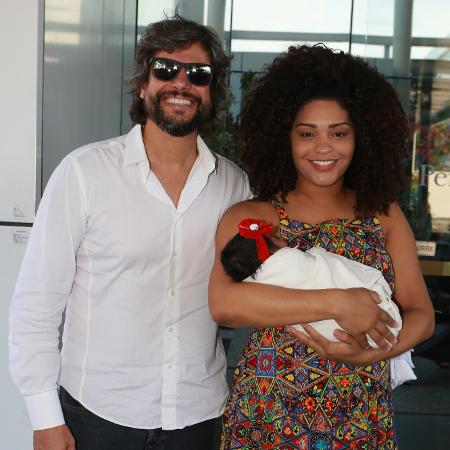 Juliana Alves com o marido e a filha - AgNews