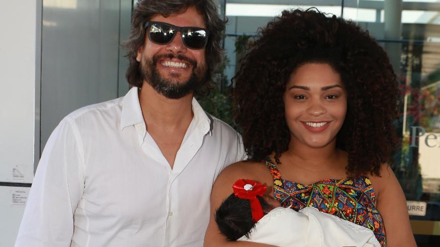 Juliana Alves deixa a maternidade com a filha Yolanda e o marido Ernani Nunes - AgNews