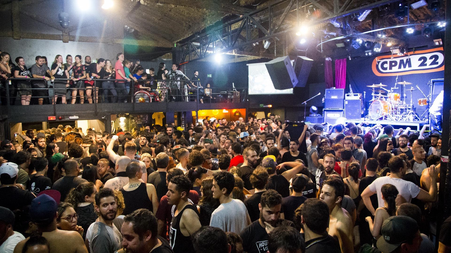 Despedida do Hangar, em São Paulo, lota casa de shows com a banda CPM 22 no palco - Marcelo Justo/UOL