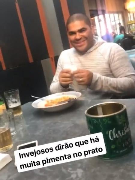 Maisa flagra o pai "chorando" com prato apimentado em restaurante de Jamie Oliver, em Londres - Reprodução/Instagram/maisa - Reprodução/Instagram/maisa