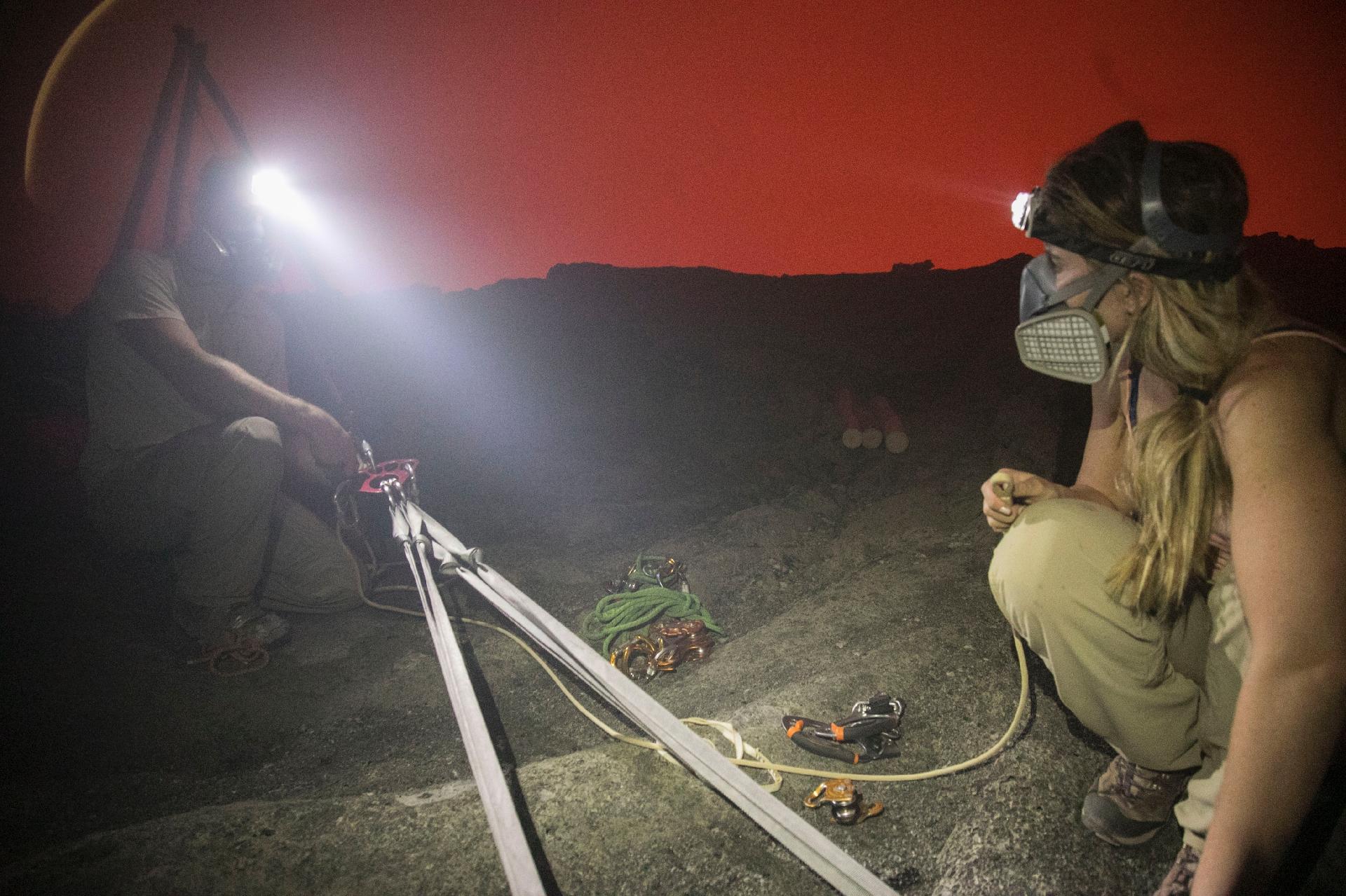 Médica Karina Oliani atravessa o vulcão Erta Ale, na Etiópia - Gabriel Tarso/Divulgação