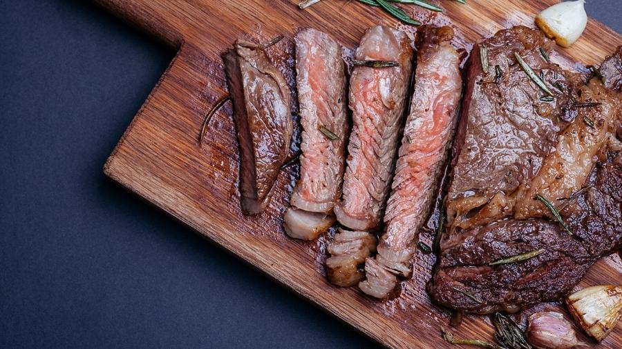 Se quiser um "churras" mais saudável, uma das recomendações e tirar a gordura das carnes - iStock