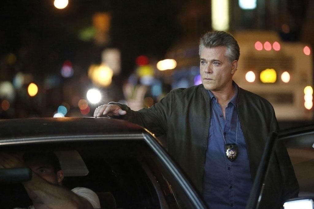 Ray Liotta em cena na série "Shades of Blue: Segredos Policiais" (2016) - Divulgação