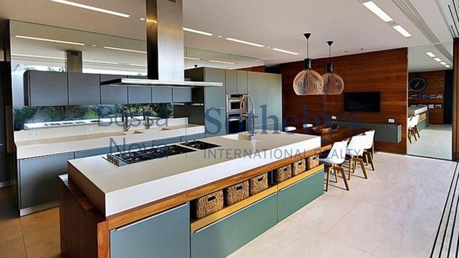 A casa tem uma ampla cozinha planejada - Reprodução