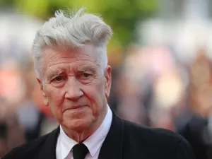 Fumante desde 8 anos de idade, David Lynch precisa de oxigênio para andar