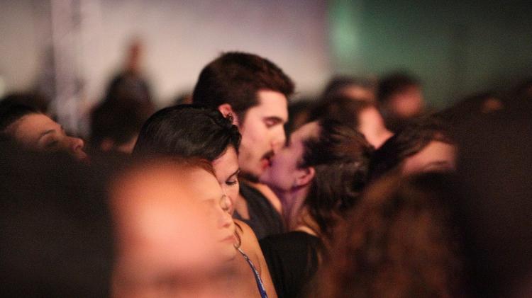 Nicolas Prattes e Juliana Paiva curte show aos beijos no Rio de Janeiro - AgNews - AgNews