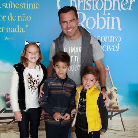 Rodrigo Bocardi e clicado com os filhos no cinema - Marcos Ribas/Brazil News