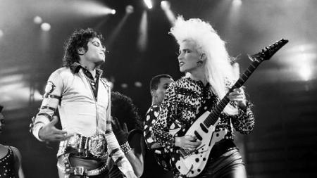 Michael Jackson e a guitarrista Jennifer Batten - Reprodução/Facebook