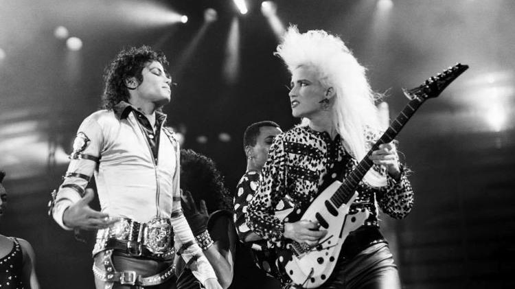 Michael Jackson e a guitarrista Jennifer Batten - Reprodução/Facebook - Reprodução/Facebook