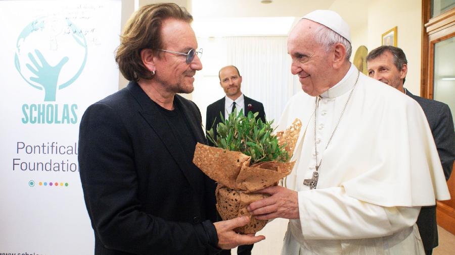 Bono e o papa Francisco se encontram no Vaticano - AFP