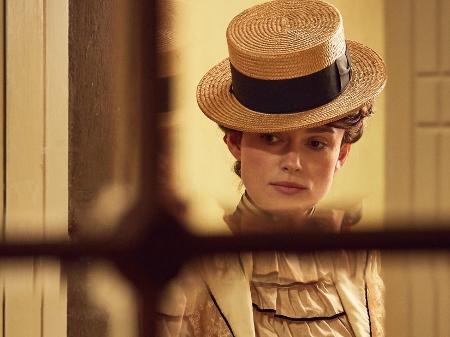 Keira Knightley em cena do filme "Colette" - Reprodução