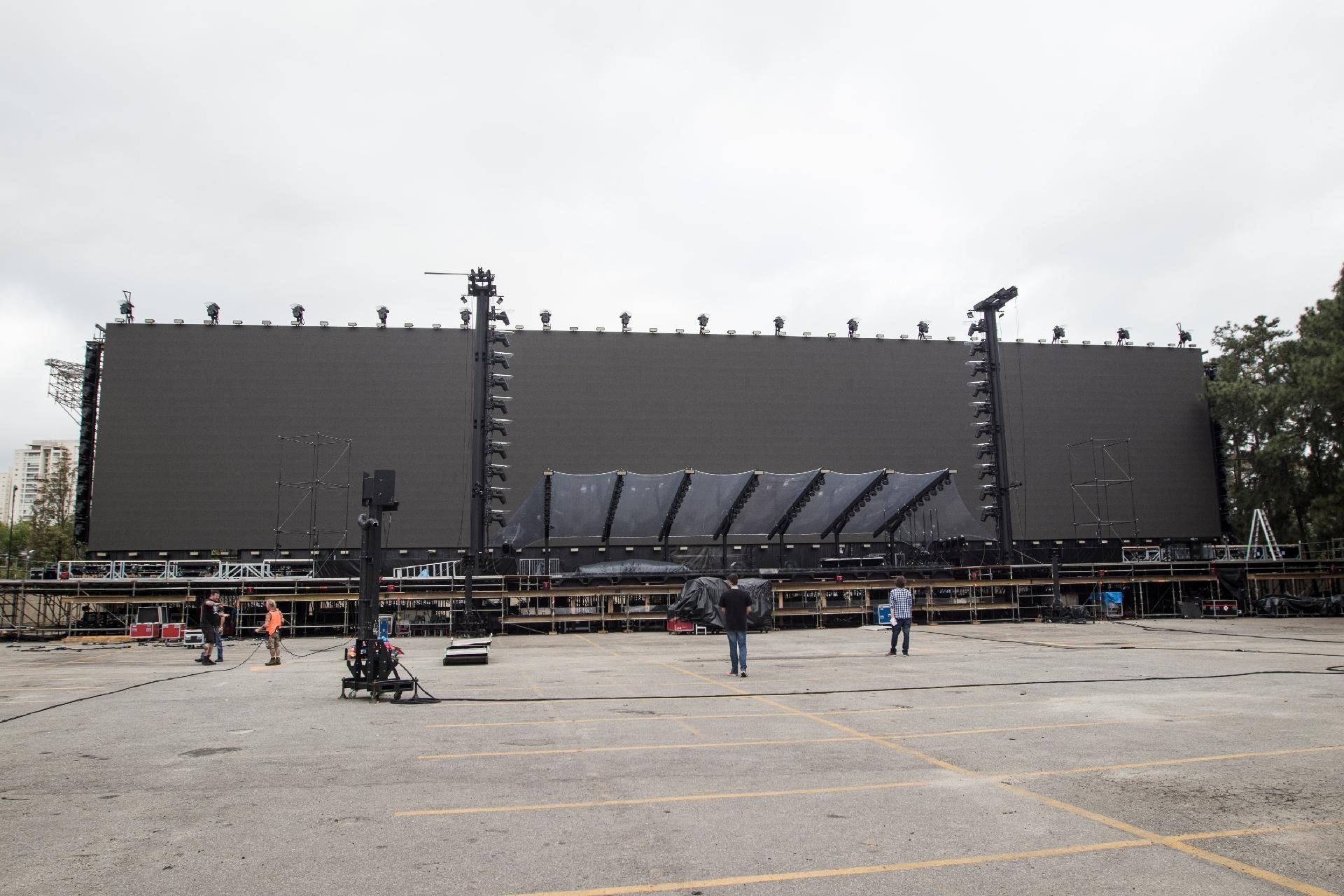 Detalhe da montagem do palco de Roger Waters, montado para ensaio técnico no Credicard Hall, zona sul de São Paulo - Simon Plestenjak/UOL