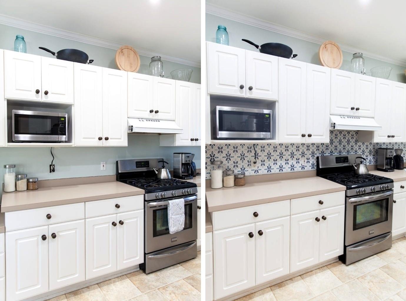 De acordo com a Spoonflower, empresa de impressão digital personalizada, levou apenas três horas para que o papel de parede fosse instalado no frontão da pia. Se for aplicar um modelo como este, vendido em rolo e com estampas, acrescente à metragem da parede uma porcentagem a mais de papel, algo em torno de 30%, pois eventuais perdas ocorrem ao se encaixar as emendas - Spoonflower/ Divulgação