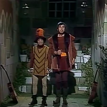 Roberto Gómez Bolaños e Rubén Aguirre cantam "Taca La Petaca" em episódio de "Chapolin" inédito no Brasil - Reprodução/Las Estrellas - Reprodução/Las Estrellas