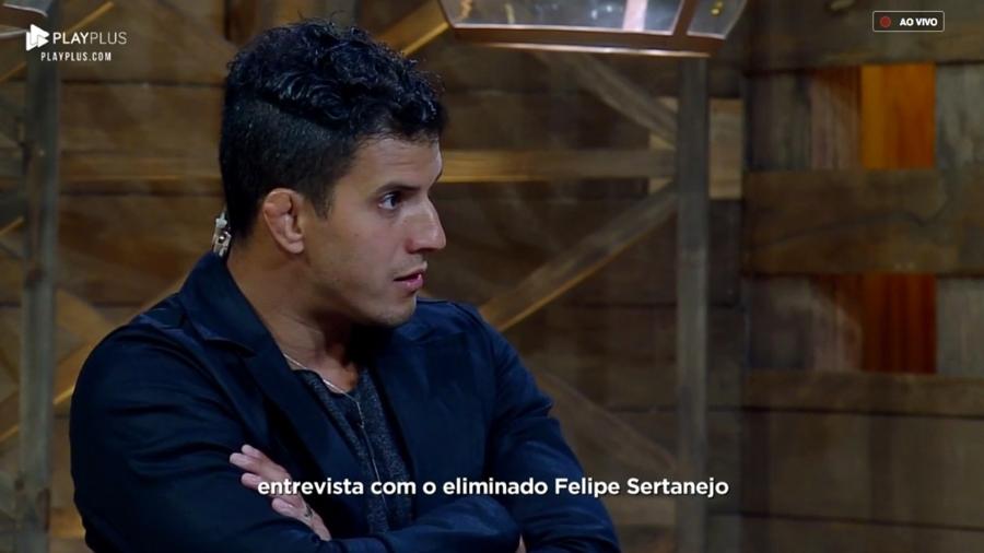 Após ser eliminado, Felipe Sertanejo é entrevistado pelo apresentados Marcos Mion  - Reprodução/PlayPlus