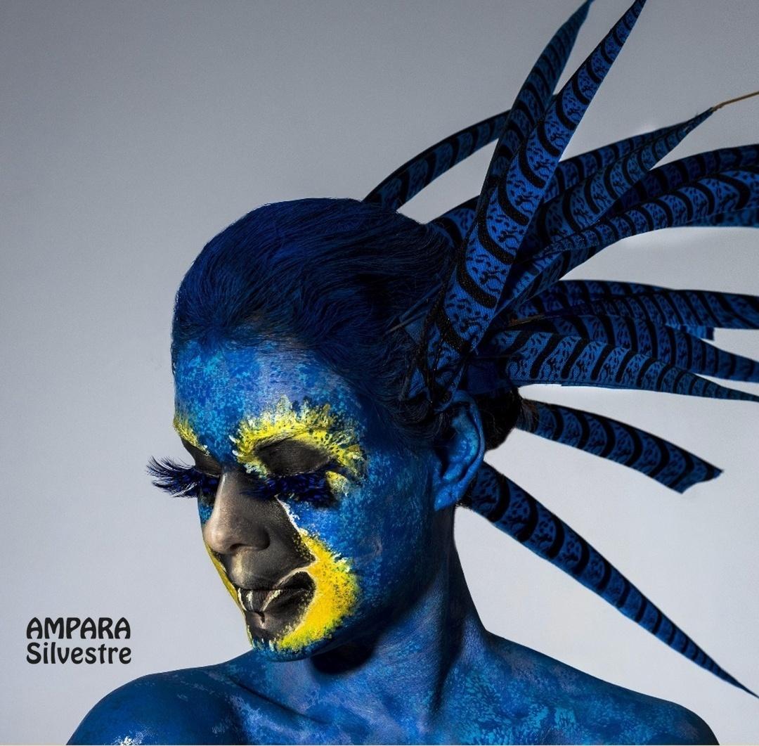 Olha que linda arara-azul. É a atriz Paloma Bernardi. - Jacques Dequeker/Divulgação