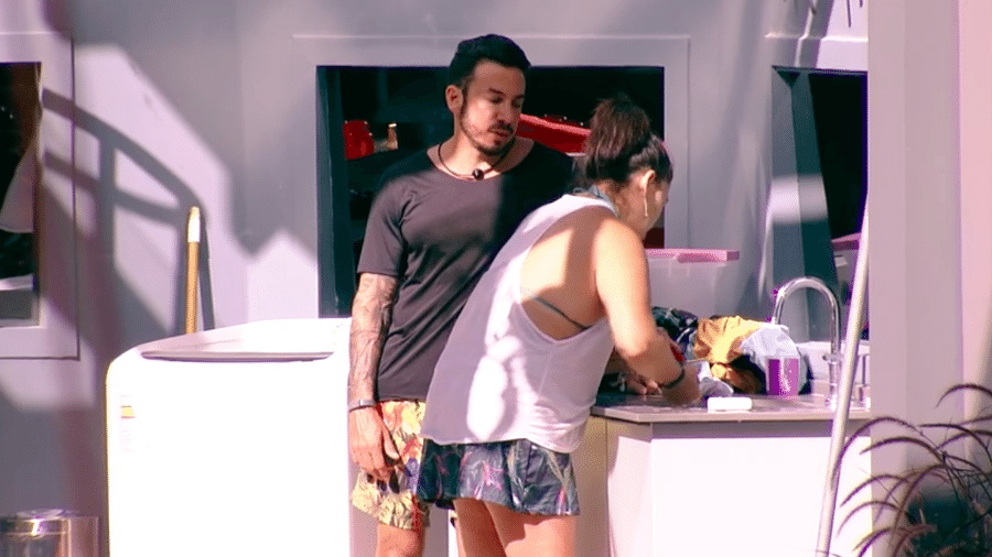Tereza e Gustavo conversam na lavanderia do "BBB19" - Reprodução/GloboPlay