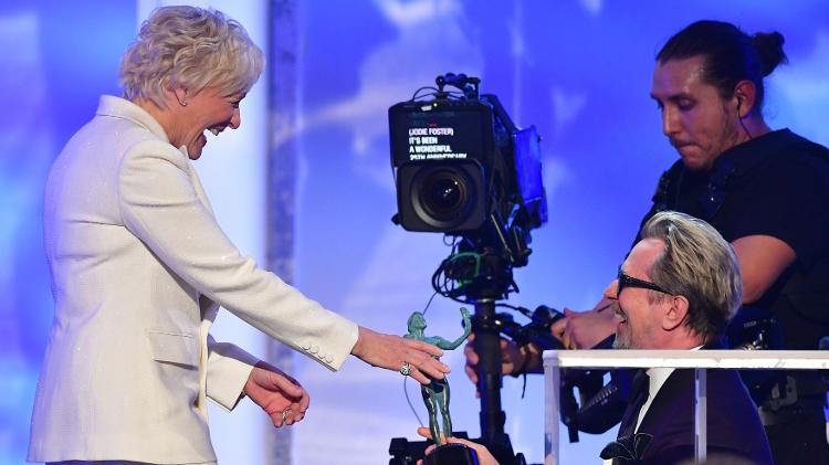 Glenn Close recebe sua estatueta de melhor atriz no SAG Awards, por "A Esposa" - Frederic J. BROWN / AFP - Frederic J. BROWN / AFP