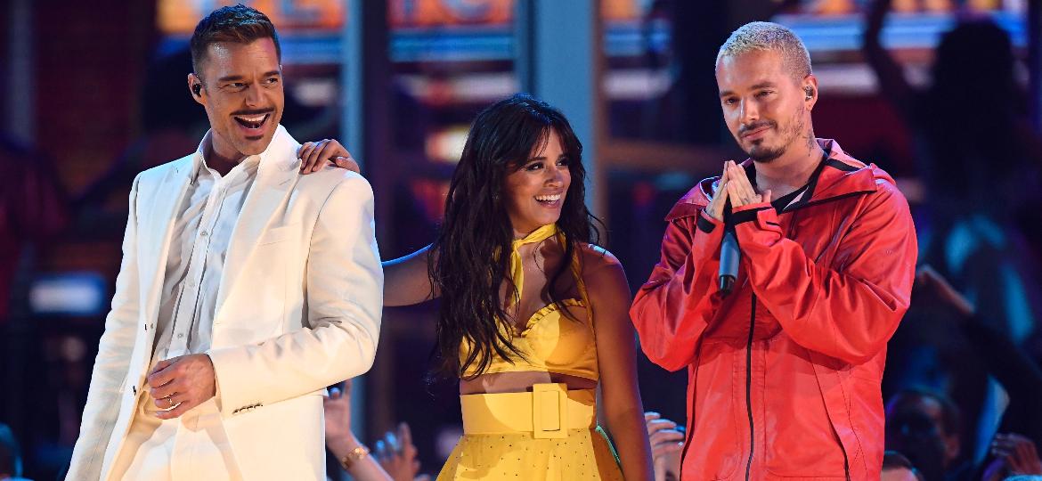 Ricky Martin, Camila Cabello e J Balvin no palco do Grammy 2019 - Getty Images