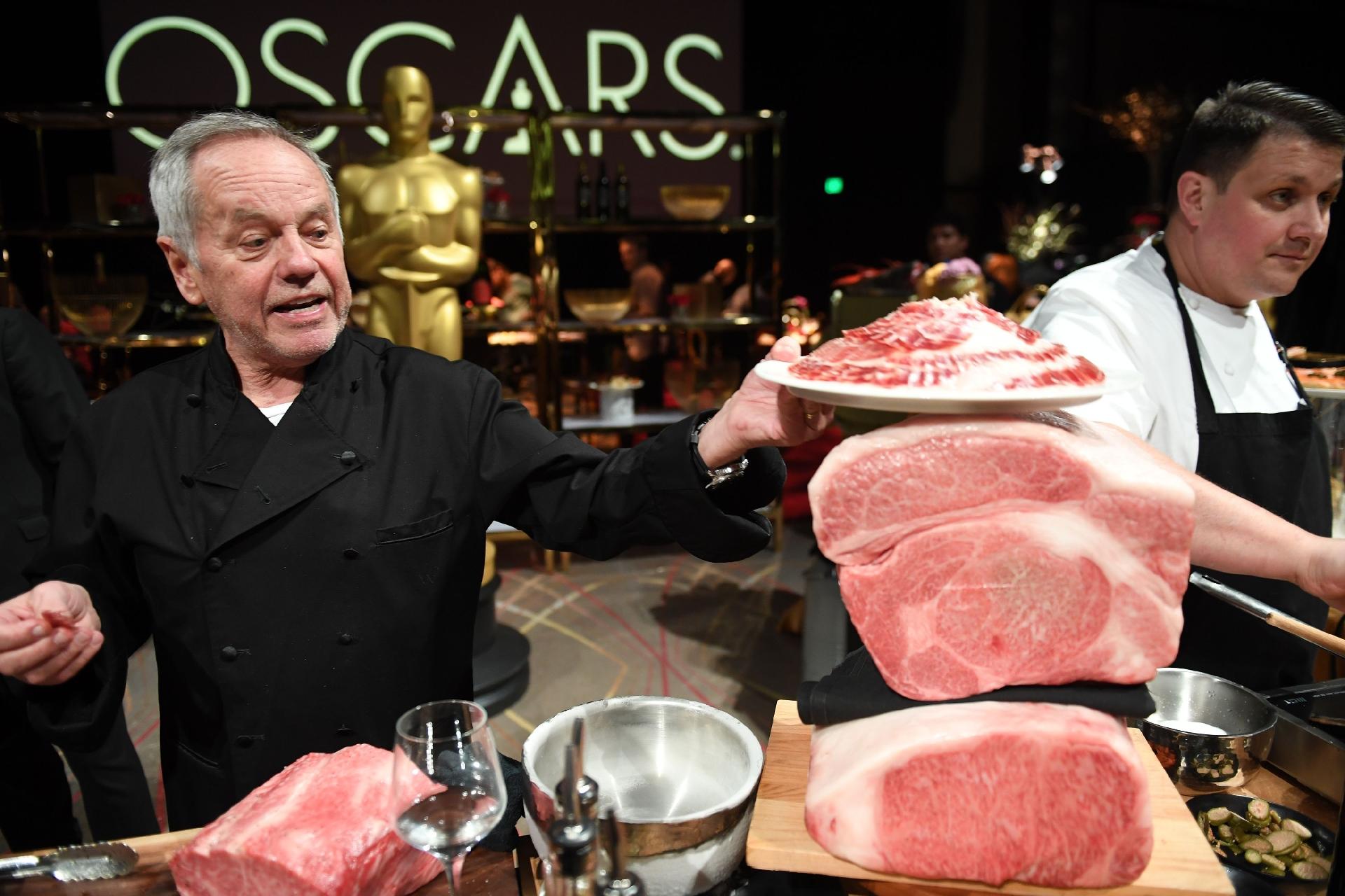 Chef Wolfgang Puck ajuda a preparar os pratos que serão servidos no Governors Ball - Robyn Beck/AFP