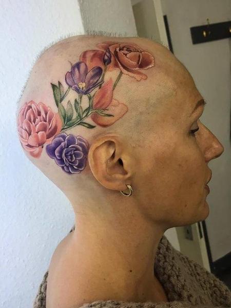Mulher tatua cabeça - Rebeccca Dawe/Reprodução Instagram