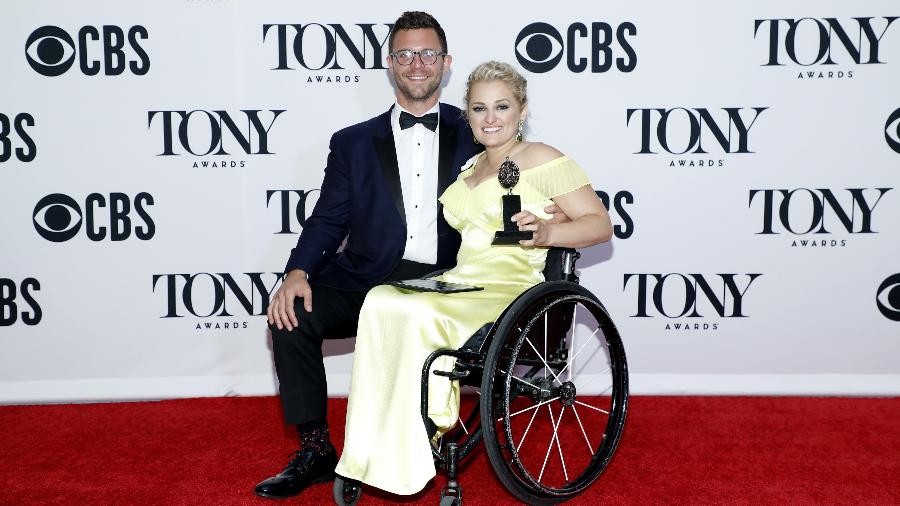 Atriz Ali Stroker comemora seu prêmio no Tony Awards - REUTERS/Andrew Kelly 