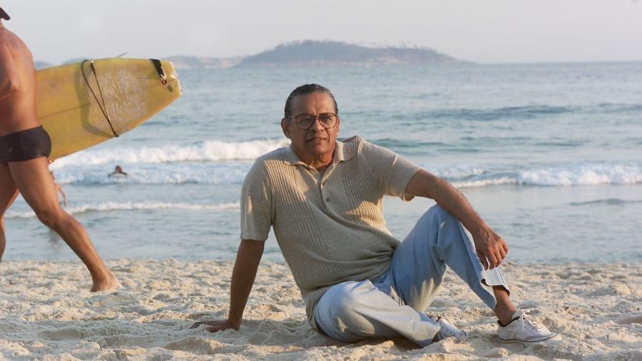 O sambista Elton Medeiros, posa na praia do Arpoador, no Rio de Janeiro, em 2001 - Ana Carolina Fernandes/Folhapress