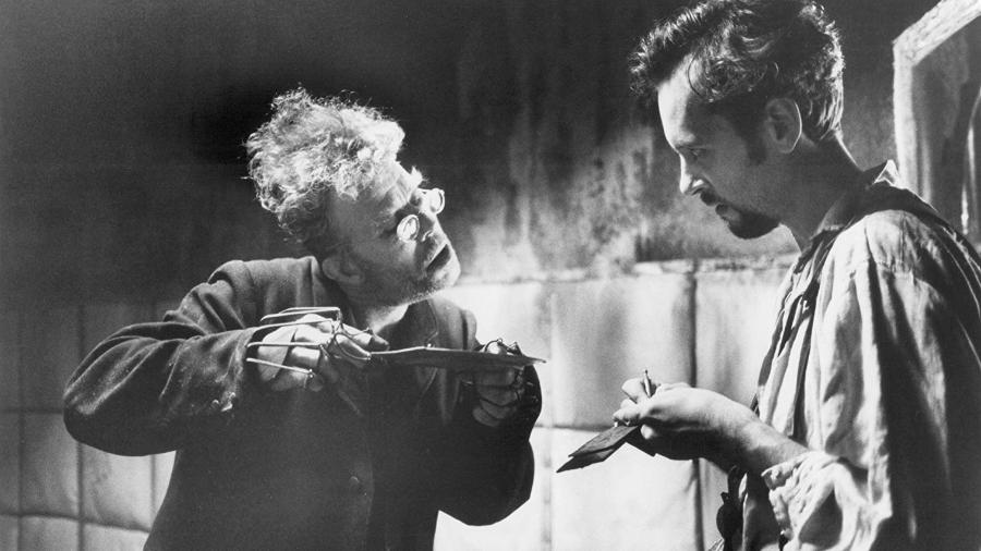 Tom Waits como Renfield (à esquerda) em cena de Drácula de Bram Stoker (1992) - Divulgação/IMDb