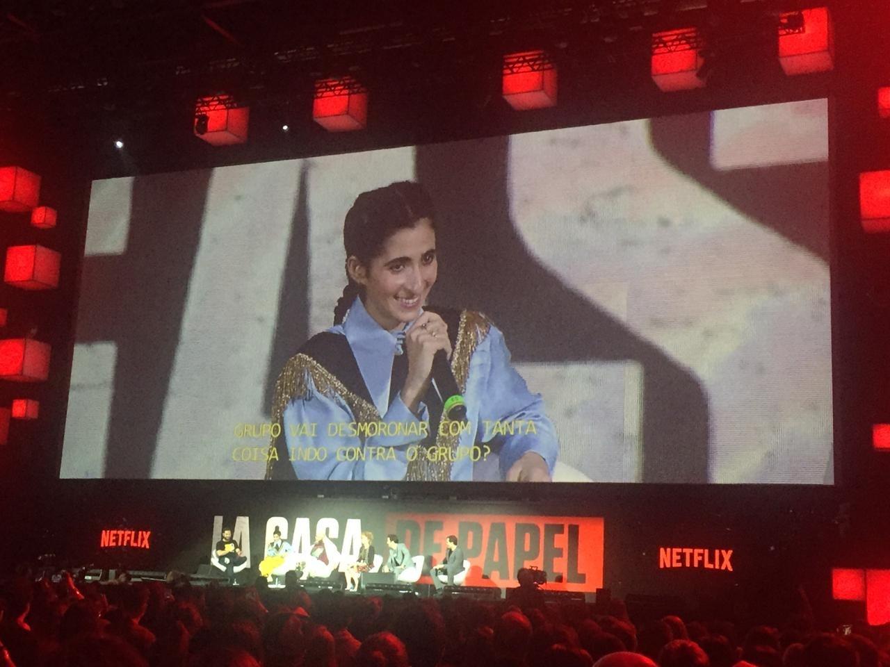 Resultado de imagem para A Netflix oficializou hoje a data de estreia da parte 4 de La Casa de Papel. A nova temporada chega em 3 de abril de 2020. O anúncio foi feito em São Paulo durante a CCXP 2019 (Comic Con Experience), com a presença do atores Pedro Alonso (Berlim), Alba Flores (Nairóbi), Darko Peric (Helsinki), Esther Acebo (Estocolmo) e Rodrigo de La Serna (Palermo). Os atores da série espanhola foram ovacionados pelas 3.300 pessoas que lotavam o auditório Cinemark no São Paulo Expo.
